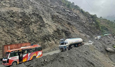  तुइन खोलामा अवरुद्ध नारायणगढ मुग्लिन सडक सुचारु 